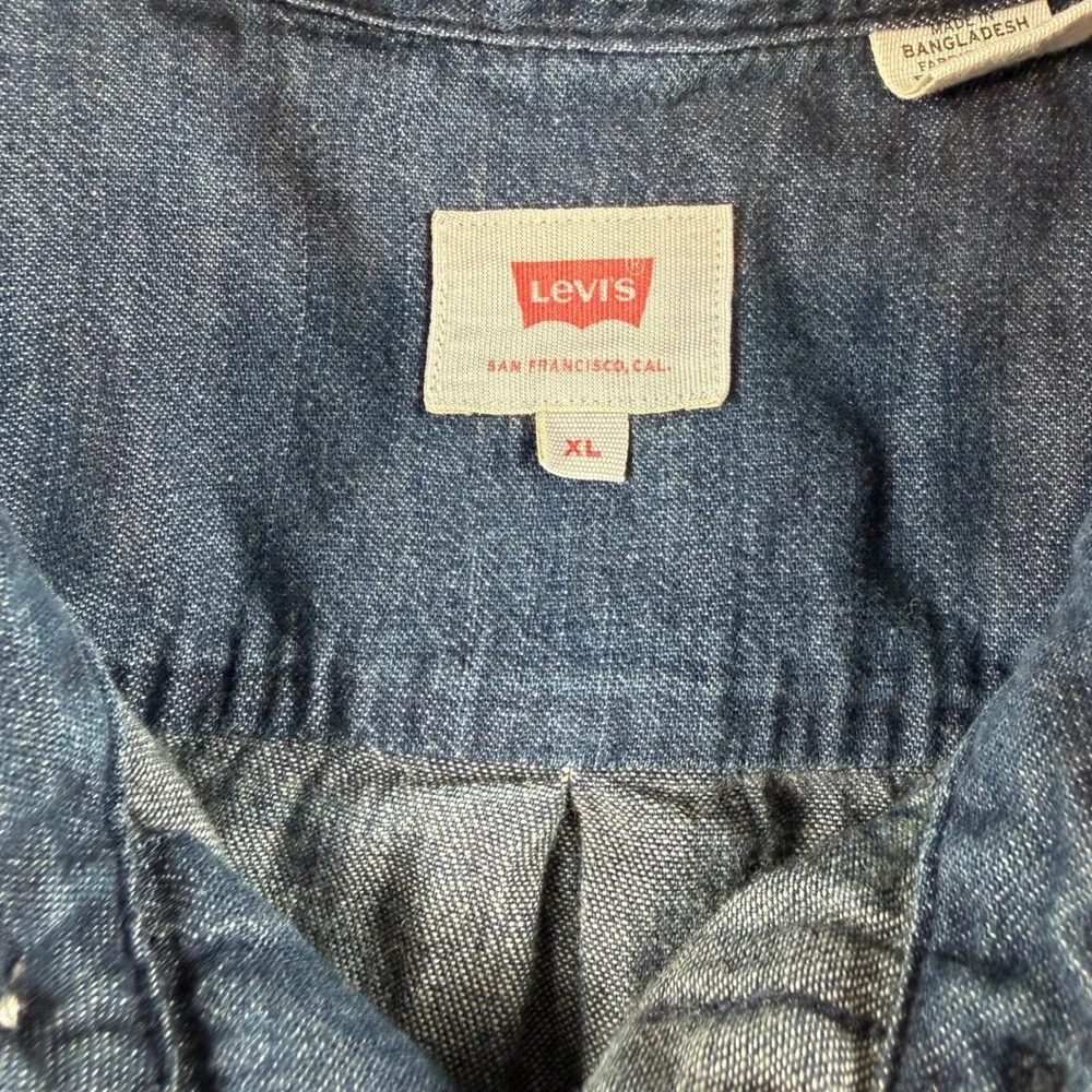 Levis Mens XL Denim Button Down Shirt Dark Wash Long Sleeve Dual Pocket Cotton